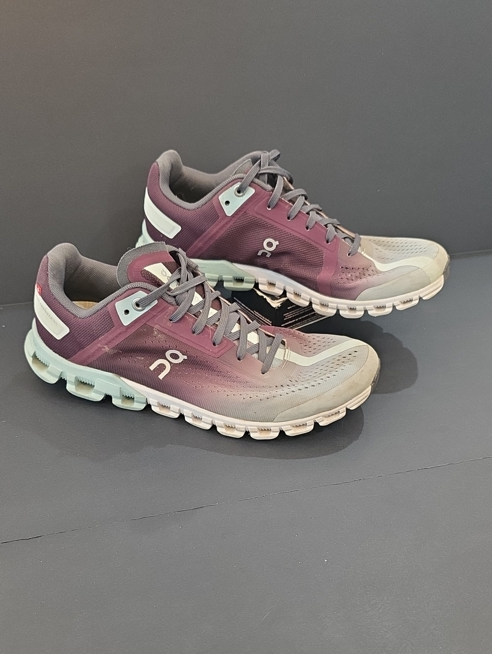 On Running CloudFlow Women's Gradient Plum and Gray Sneakers Size 8